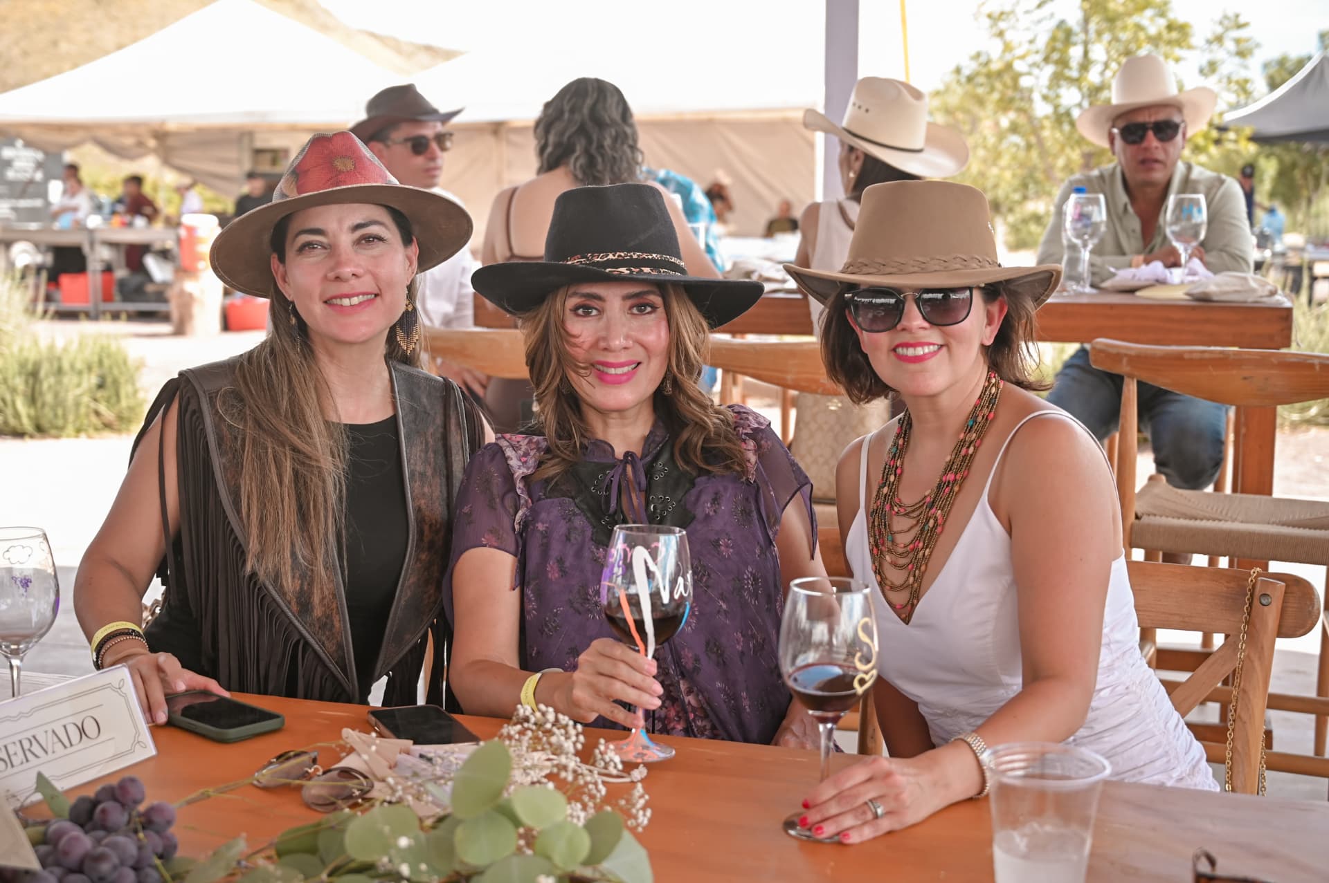 Amigas brindando durante la Vendimia Sierto