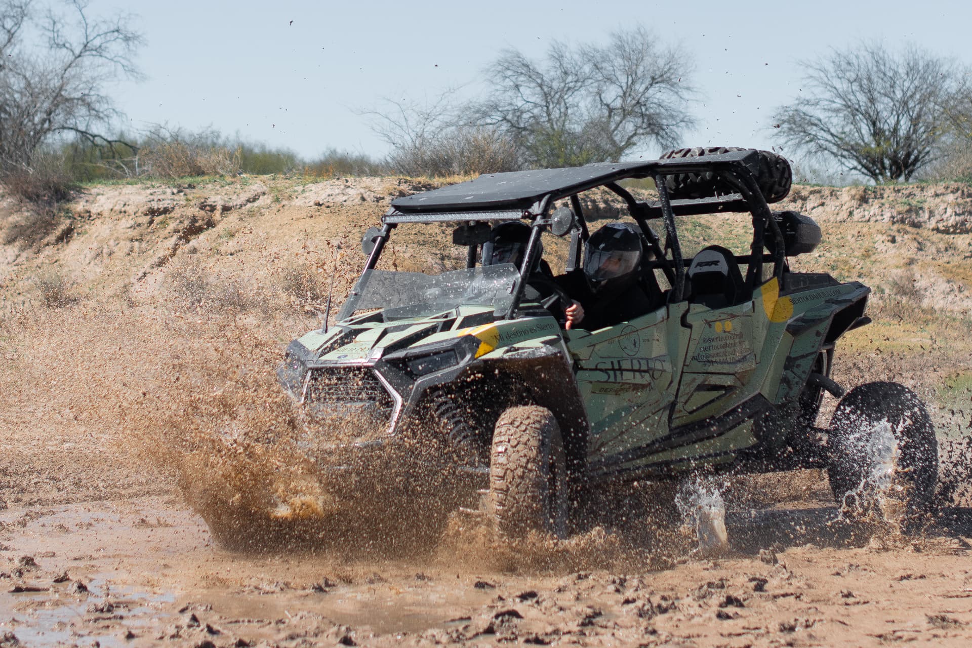 RZR de Sierto levantando lodo en el desierto de Coahuila