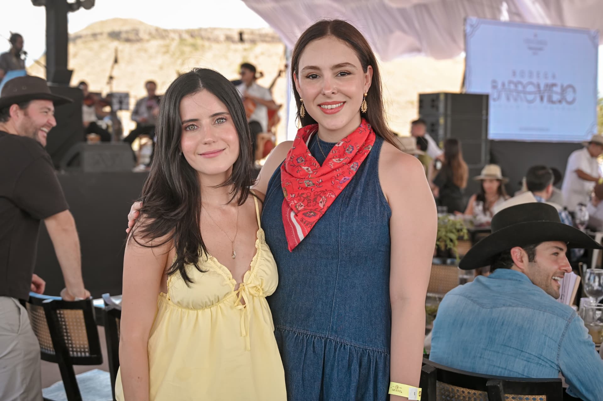 Amigas disfrutando la música en vivo