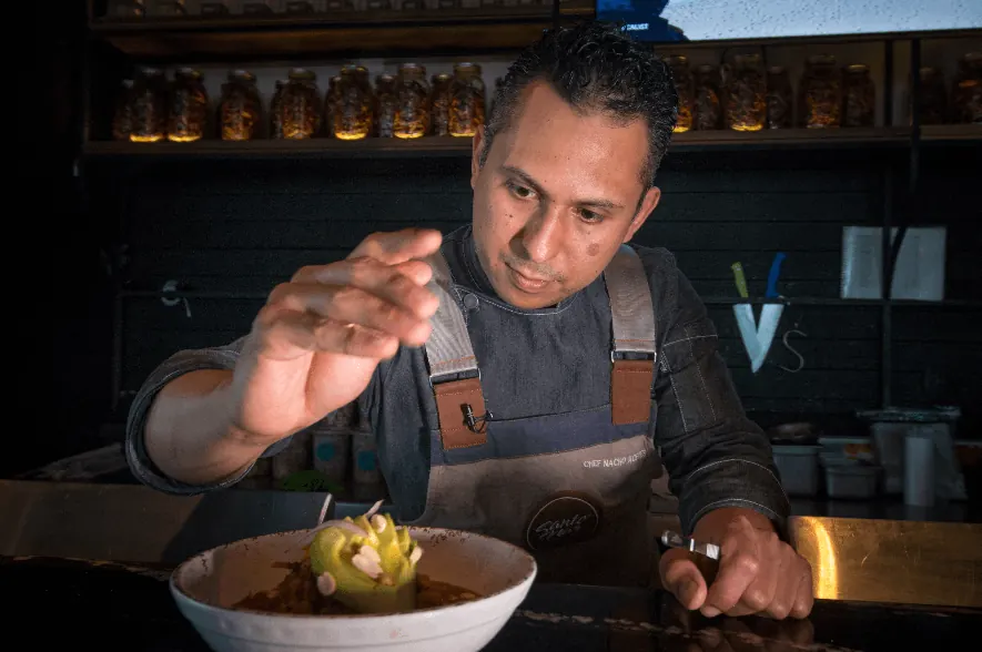 Chef Nacho Aceves emplatando en BRAVA Steakhouse