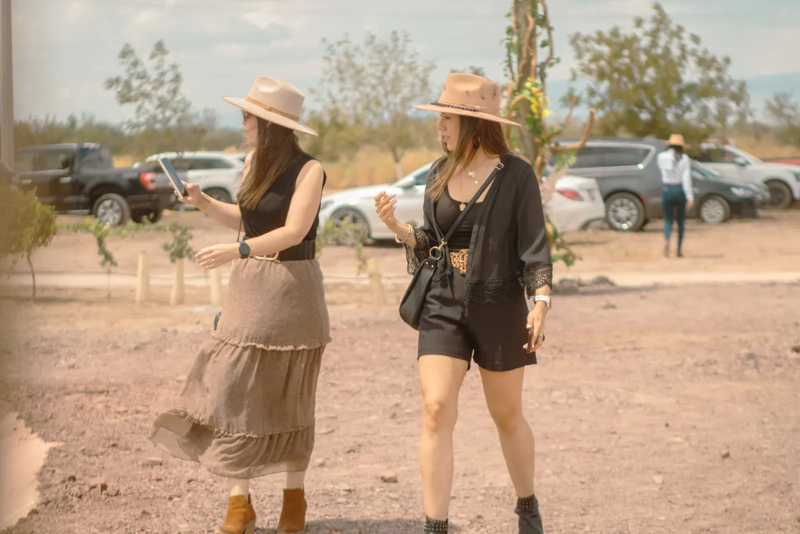 Dos mujeres explorando el terreno desértico de Sierto