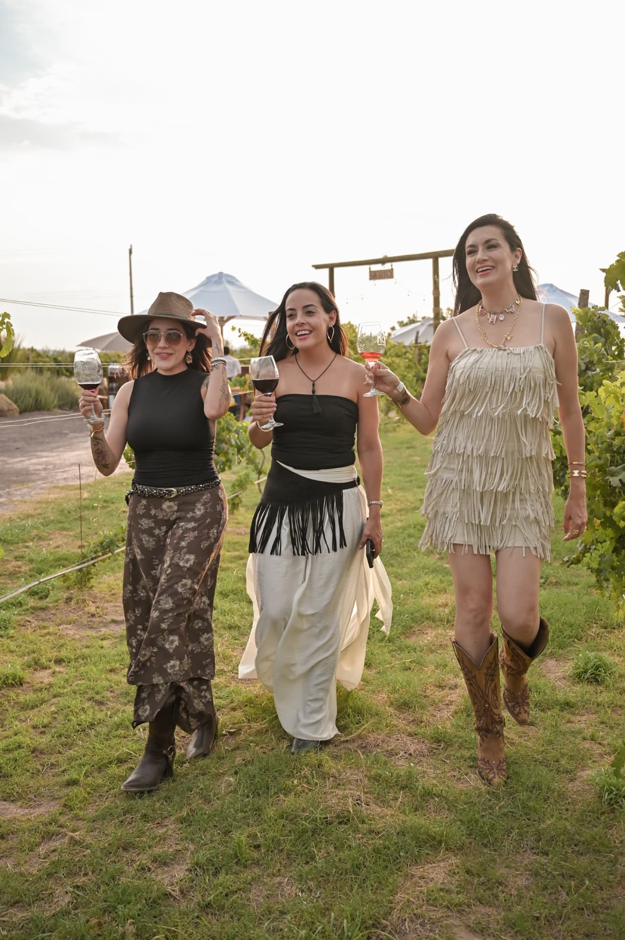 Amigas caminando entre los viñedos de Sierto