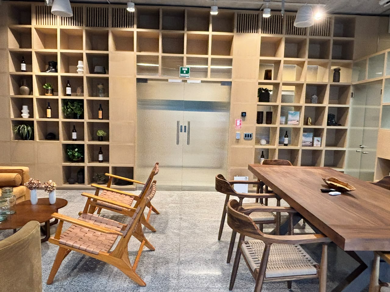 Interior del showroom de Sierto en Monterrey