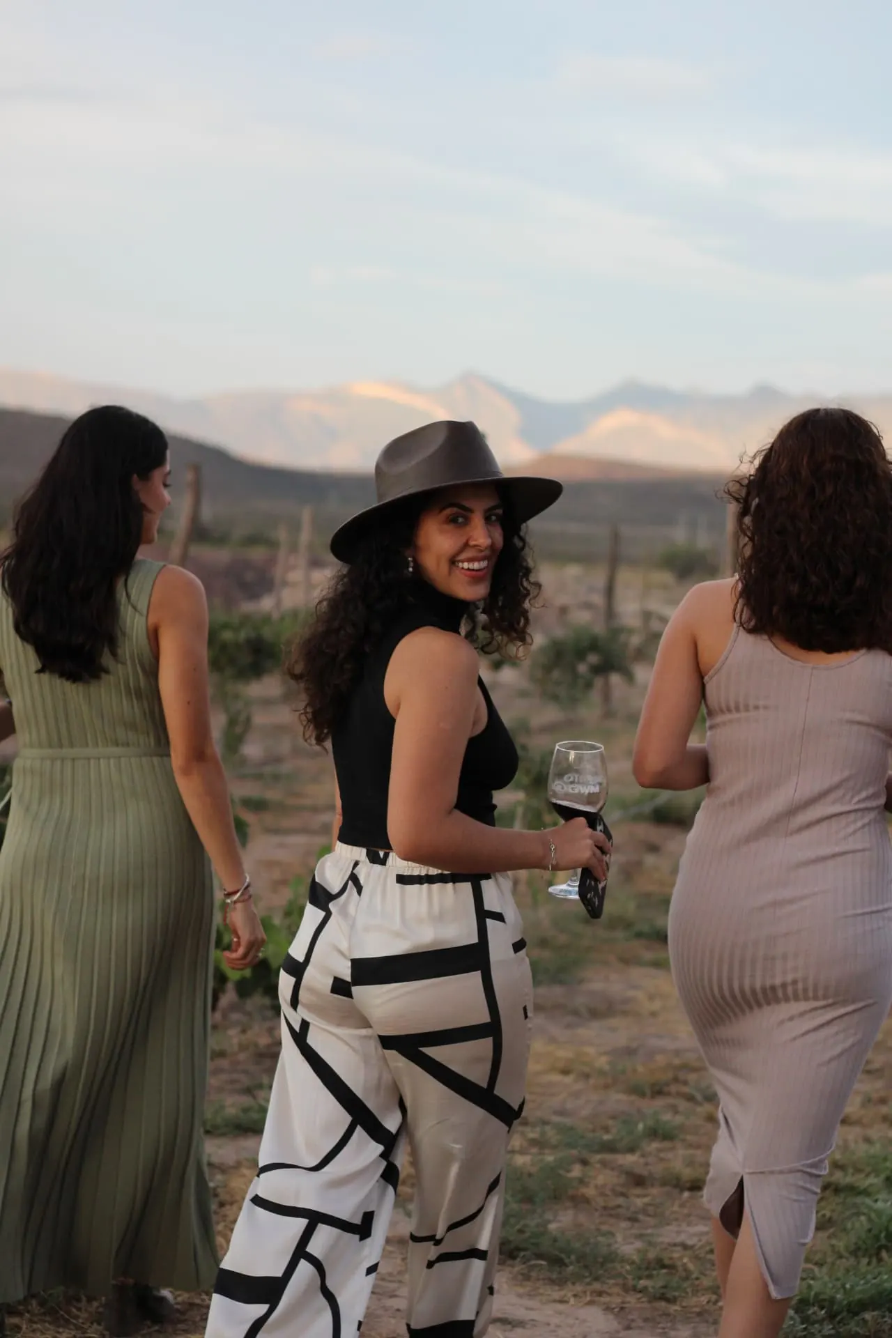 Amigas caminando entre los viñedos de Sierto en General Cepeda al atardecer