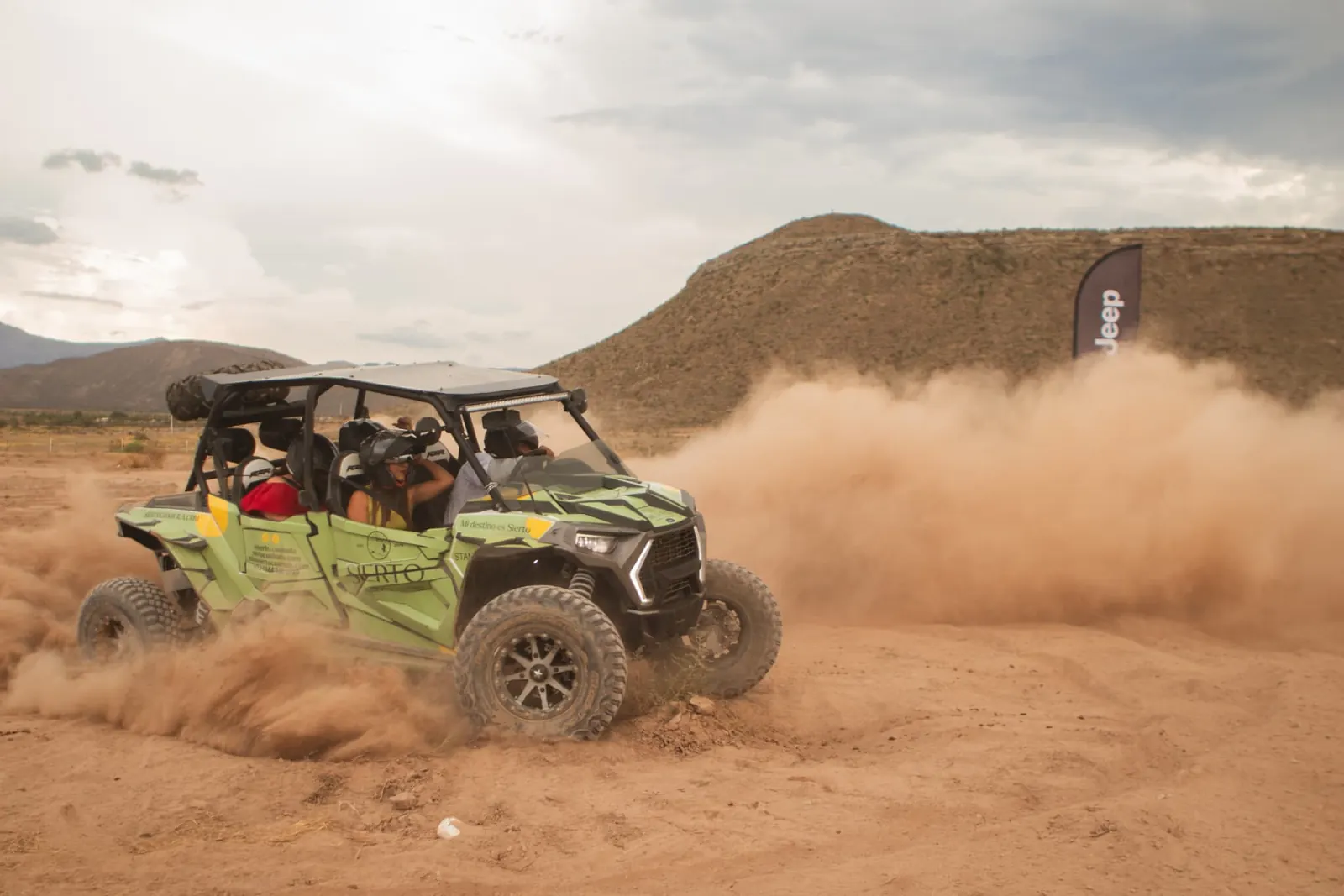 RZR levantando polvo en el desierto de General Cepeda